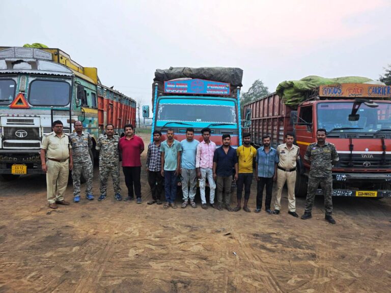 पूंजीपथरा क्षेत्र में जब्त स्क्रैप से लदे ट्रक और पुलिस टीम