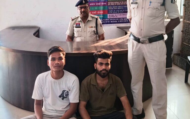 रायगढ़ कोतवाली थाना परिसर में कार्रवाई के दौरान मौजूद पुलिस टीम