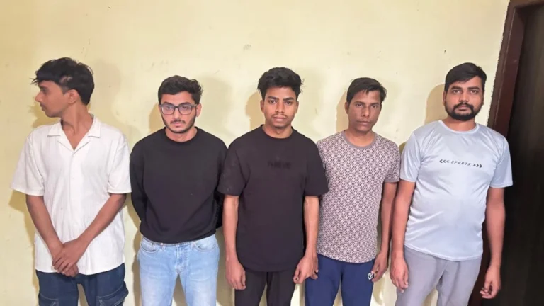 रायपुर: अंतरराज्यीय सट्टा नेटवर्क का खुलासा, गोवा से चार सहित सात गिरफ्तार रायपुर में जब्त मोबाइल फोन और नकदी के साथ पुलिस अधिकारी