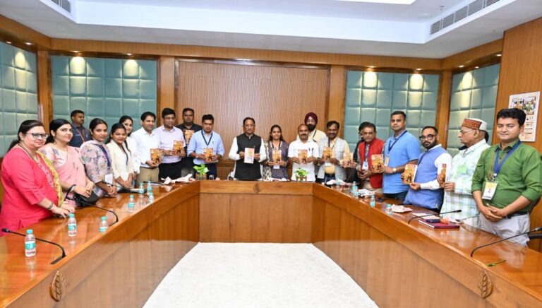 रायपुर विधानसभा स्थित कार्यालय में पुस्तक का विमोचन करते मुख्यमंत्री और उपस्थित अतिथि
