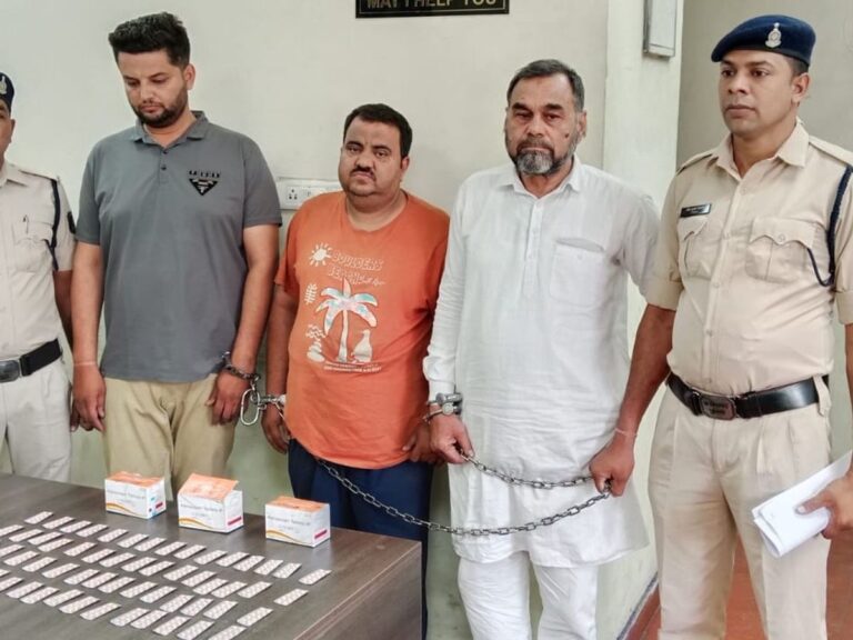 रायपुर: मेडिकल स्टोर की आड़ में गांजा सप्लाई, 42 किलो बरामद, 12 आरोपी गिरफ्तार रायपुर में पुलिस द्वारा जब्त गांजा और जांच करते अधिकारी