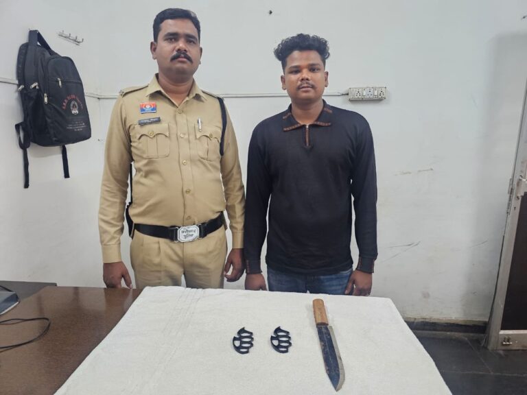 गुढ़ियारी क्षेत्र में जब्त चाकू और पंच के साथ पुलिस टीम