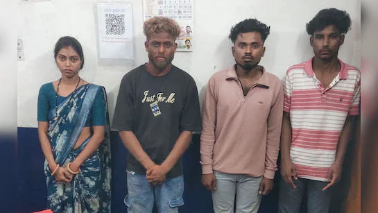 रायपुर: खरोरा में पत्नी ने प्रेमी संग रची साजिश, पति की हत्या में चार गिरफ्तार खरोरा थाना क्षेत्र में जांच के दौरान सड़क किनारे खड़ी पुलिस वाहन