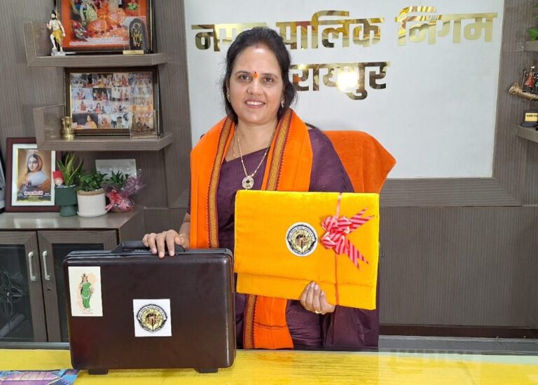 रायपुर: नगर निगम का 1529 करोड़ का बजट पेश, मल्टीलेवल पार्किंग और गौरव पथ की घोषणा नगर निगम सभा में बजट प्रस्तुत करती महापौर