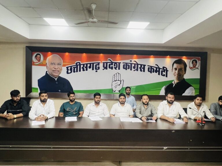रायपुर में छात्र संगठन की प्रेस कॉन्फ्रेंस के दौरान उपस्थित सदस्य