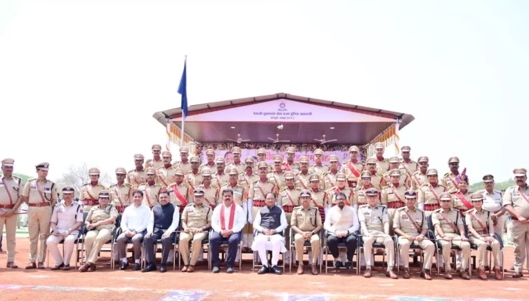 रायपुर: पुलिस अकादमी दीक्षांत में 859 अधिकारी पास आउट, साय और विजय शर्मा ने ली सलामी पुलिस अकादमी में पासिंग आउट परेड के दौरान सलामी देते अधिकारी