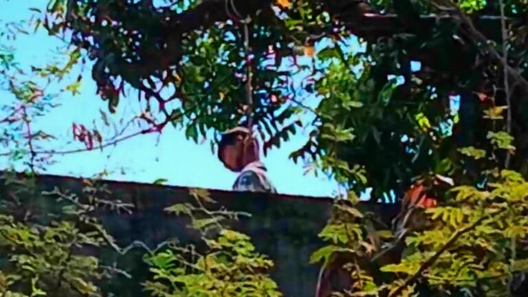 रायपुर के सिविल लाइन क्षेत्र में घटना स्थल के पास मौजूद पुलिस टीम