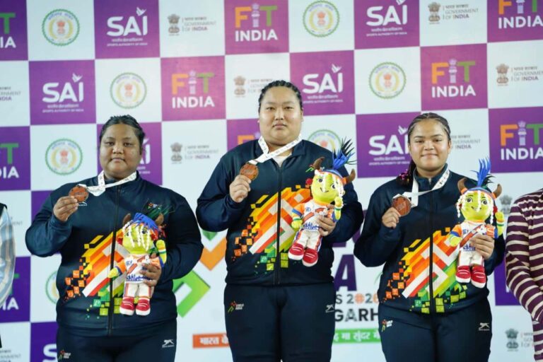 रायपुर: महिला 86 किग्रा वेटलिफ्टिंग में महाराष्ट्र की साक्षी बुरकुले ने जीता स्वर्ण रायपुर में आयोजित वेटलिफ्टिंग प्रतियोगिता में भार उठाती महिला खिलाड़ी