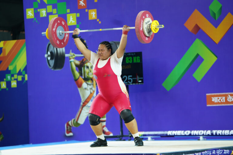 रायपुर: महिला 86 किग्रा वेटलिफ्टिंग में मिजोरम की ज़ोसांगज़ुआली को स्वर्ण रायपुर में वेटलिफ्टिंग प्रतियोगिता के दौरान भार उठाती खिलाड़ी