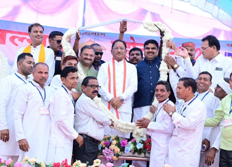 राजनांदगांव: नादिया में कबीर संत सम्मेलन, आश्रम विकास के लिए 11 लाख की घोषणा नादिया स्थित कबीर मठ आश्रम में आयोजित सम्मेलन में संबोधित करते मुख्यमंत्री