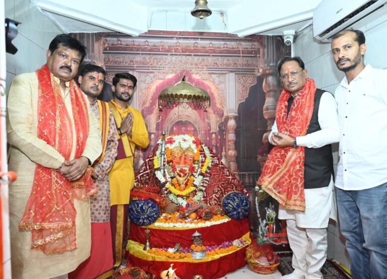 रायपुर: मुख्यमंत्री विष्णुदेव साय ने चंदखुरी में माता कौशल्या मंदिर में पूजा-अर्चना की माता कौशल्या मंदिर चंदखुरी में पूजा करते मुख्यमंत्री