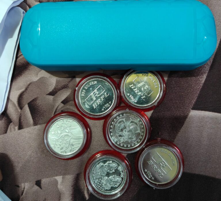 ऑनलाइन खरीदे गए चांदी के सिक्के और उनके साथ पैकेजिंग