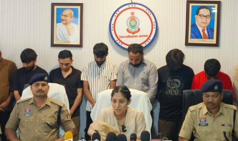 ऑनलाइन सट्टा मामले में जब्त लैपटॉप, मोबाइल और पुलिस टीम