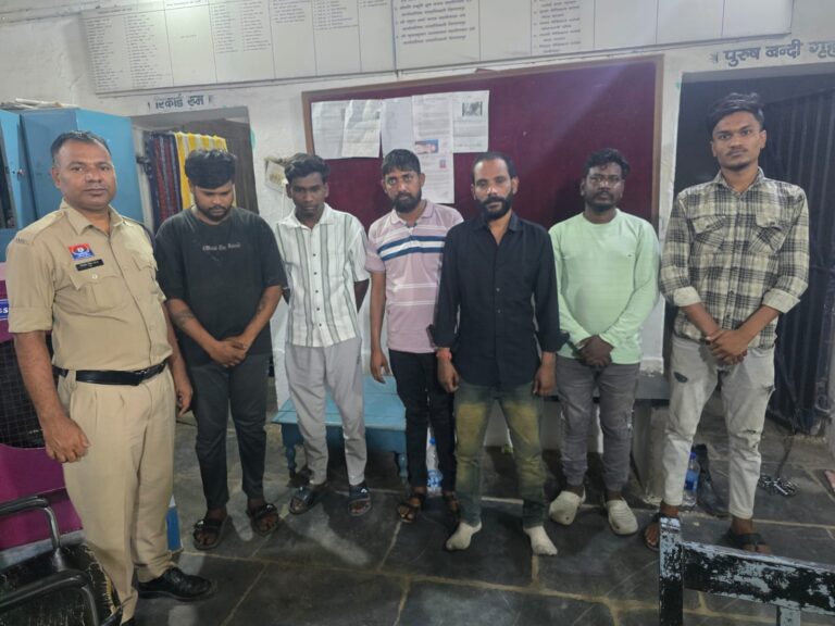 पुलिस द्वारा जब्त किया गया चाकू और मौके पर मौजूद टीम