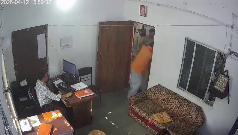 थाने के अंदर एक व्यक्ति के साथ मारपीट की घटना का दृश्य