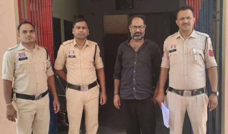 जप्त मोबाइल, सिम कार्ड और स्कूटी के साथ पुलिस टीम