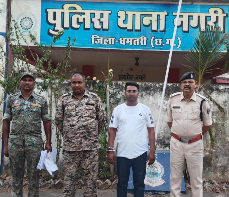 पुलिस अभिरक्षा में ले जाया जा रहा आरोपी