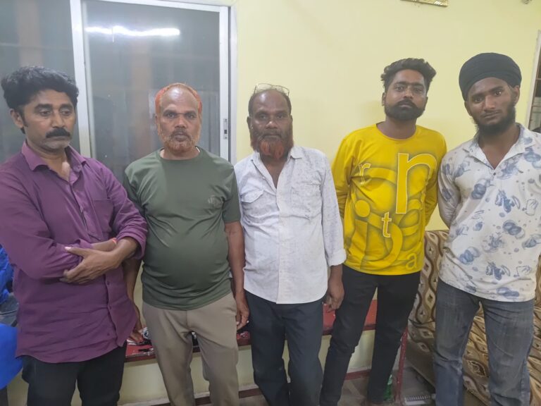 सिहावा चौक में जुआ कार्रवाई के दौरान जब्त सामग्री और पुलिस टीम