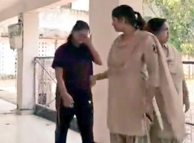 दुर्ग न्यायालय परिसर में पुलिस के साथ मौजूद आरोपी