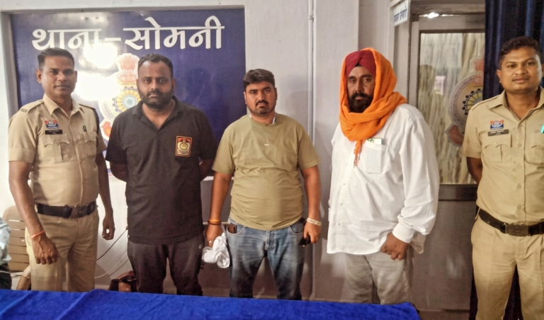 ढाबा परिसर में पुलिस टीम द्वारा जांच और कार्रवाई करते हुए दृश्य