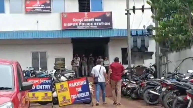 पुलिस थाना परिसर में जांच के दौरान मौजूद पुलिस अधिकारी