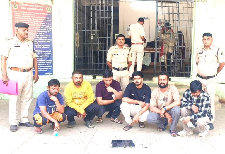 ऑनलाइन सट्टा मामले में जब्त मोबाइल और पुलिस टीम