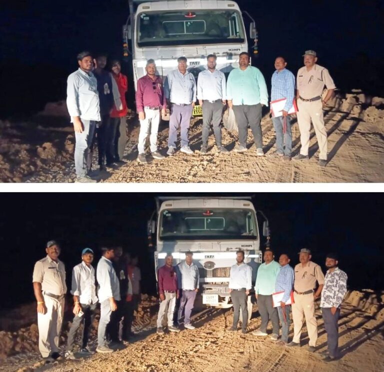 अवैध खनन स्थल पर खड़ी पोकलेन मशीन और जब्त किए गए हाइवा वाहन