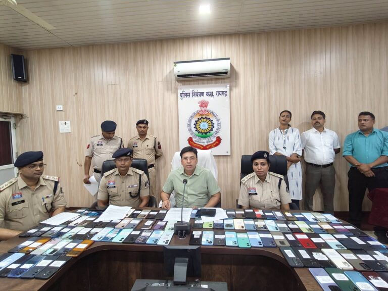 पुलिस कंट्रोल रूम में लोगों को मोबाइल फोन सौंपते पुलिस अधिकारी