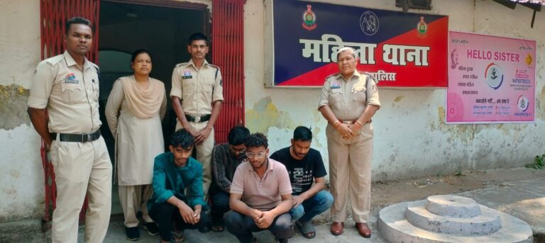 गिरफ्तार आरोपियों के साथ पुलिस टीम