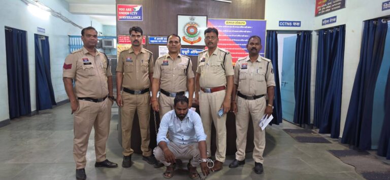 रायगढ़: संदिग्ध मौत मामले में हत्या का खुलासा, लिव-इन पार्टनर गिरफ्तार मामले की जांच करती पुलिस टीम