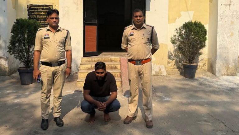 आत्महत्या मामले में आरोपी को पुलिस हिरासत में लेते अधिकारी