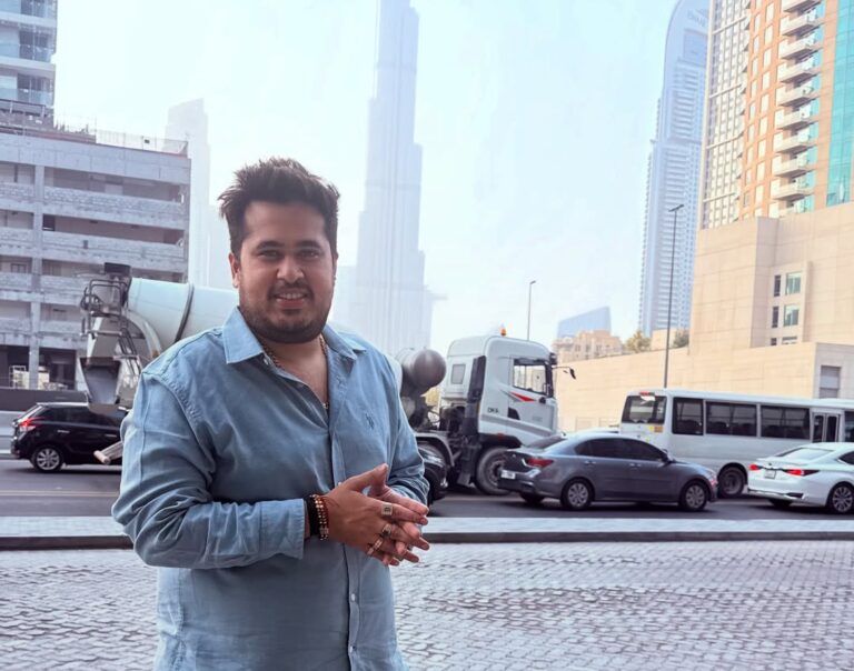 पुलिस द्वारा जब्त मोबाइल फोन और जांच से जुड़े दस्तावेज