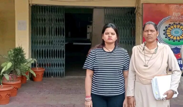 ठगी मामले में गिरफ्तार आरोपी और जब्त मोबाइल फोन