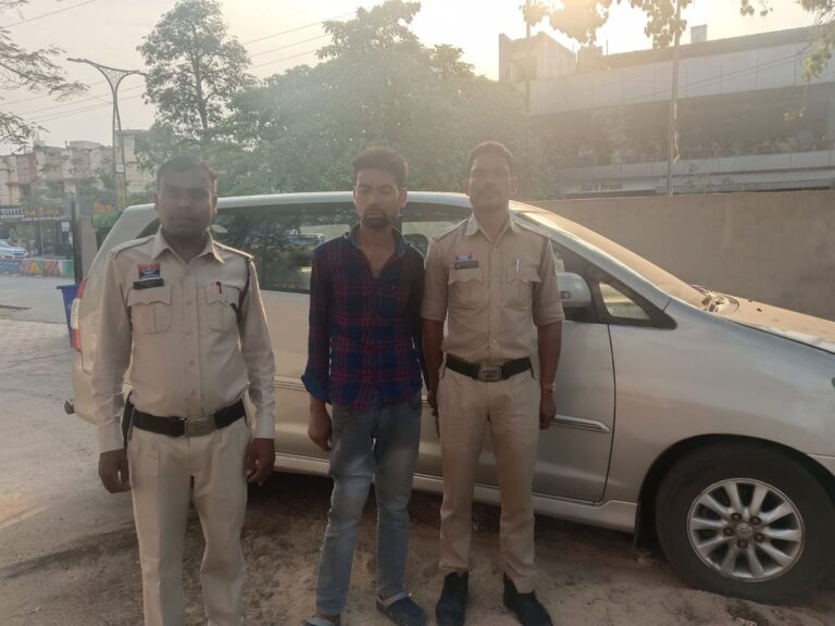 पुलिस द्वारा बरामद इनोवा वाहन के पास खड़े अधिकारी
