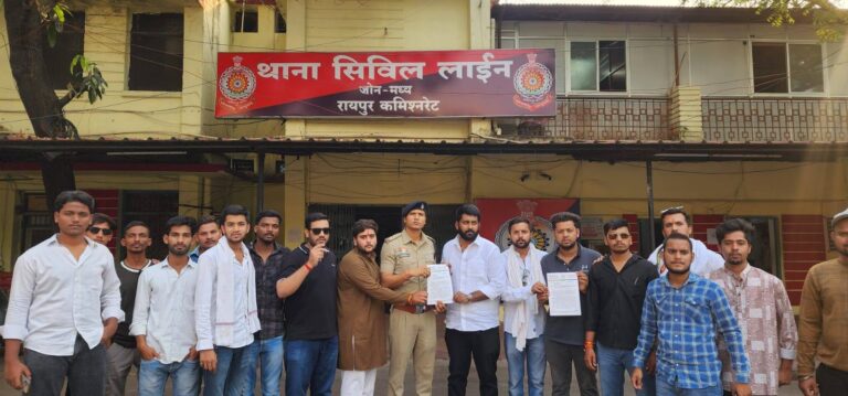 पुलिस आयुक्त कार्यालय के बाहर ज्ञापन सौंपते NSUI कार्यकर्ता