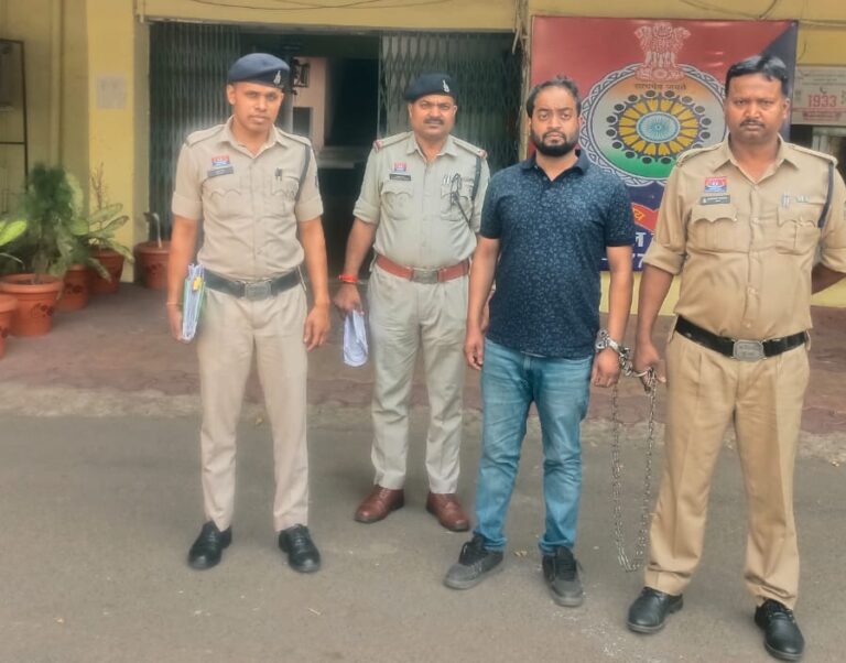 रायपुर में गांजा तस्करी मामले में पुलिस द्वारा आरोपी को हिरासत में लेते हुए
