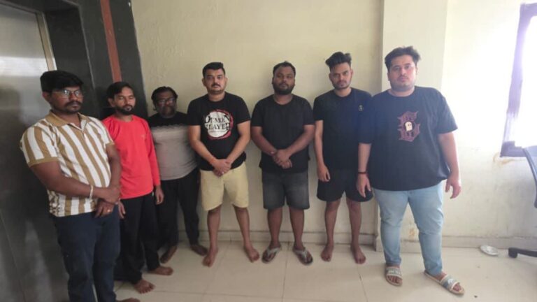 ऑनलाइन सट्टा मामले में पुलिस द्वारा जब्त कार और आरोपी को हिरासत में लेते अधिकारी