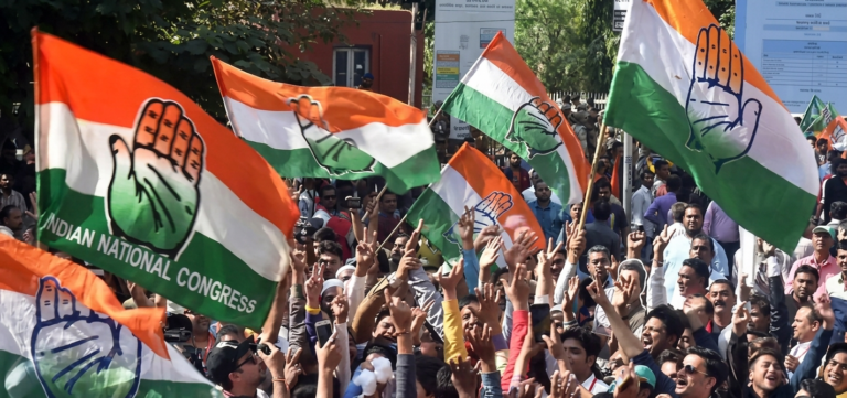 लूट मामले में गिरफ्तार आरोपियों के साथ पुलिस टीम और जब्त नकदी