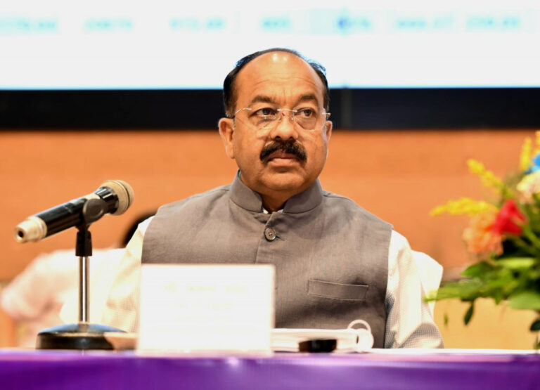 सर्किट हाउस में नगरीय निकायों की समीक्षा बैठक में शामिल अधिकारी