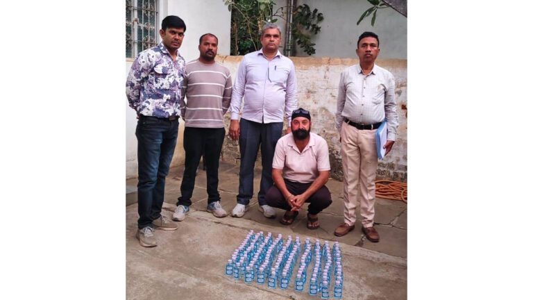 जब्त की गई शराब की बोतलें और जांच करती आबकारी टीम