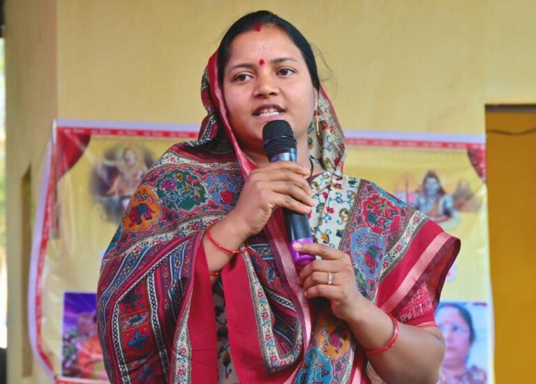 ग्रामीण क्षेत्र में लगाए जा रहे बिजली के खंभे और तार