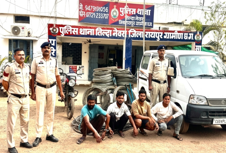 जब्त किए गए एल्यूमिनियम वायर और पुलिस टीम