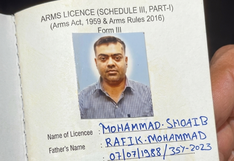 रायपुर कलेक्ट्रेट मल्टीलेवल पार्किंग में जांच करती निगम और पुलिस टीम