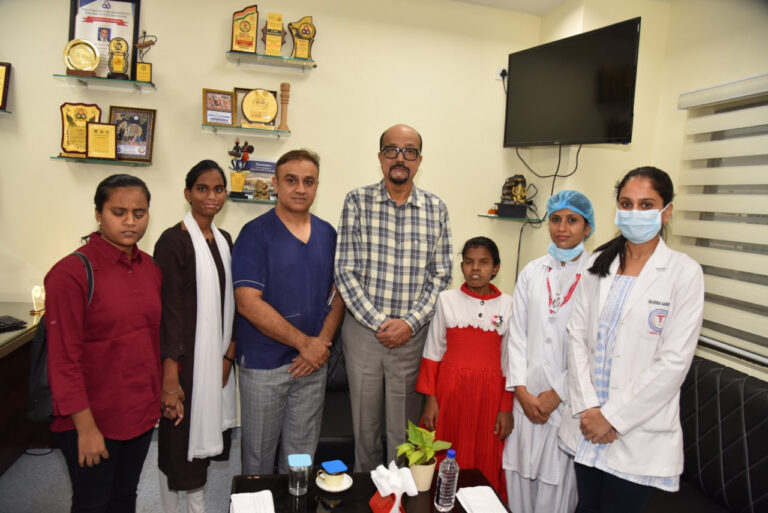 एम्स अस्पताल में बच्चों से मुलाकात करते राज्यपाल और डॉक्टरों के साथ चर्चा करते हुए