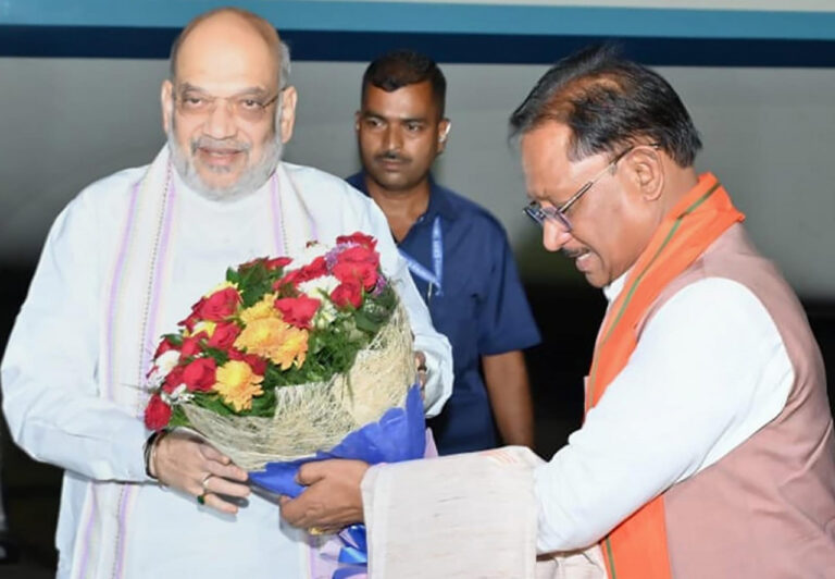 रायपुर एयरपोर्ट पर केंद्रीय गृहमंत्री अमित शाह का स्वागत करते मुख्यमंत्री विष्णुदेव साय