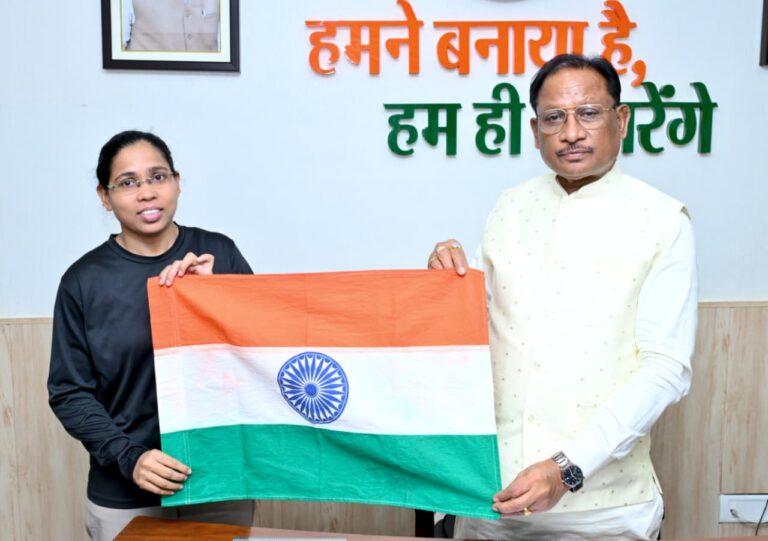 माउंट एवरेस्ट फतह करने वाली पर्वतारोही अमिता श्रीवास का प्रतीकात्मक दृश्य