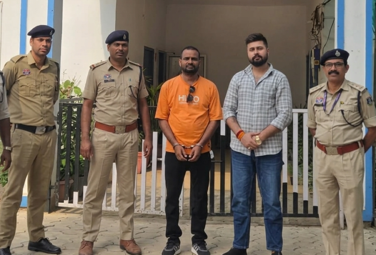 आरंग: पूर्व सरपंच से मारपीट मामले में गोल्डी शर्मा और अभिजीत शर्मा गिरफ्तार, एयरपोर्ट से दबोचकर कोर्ट में पेशी