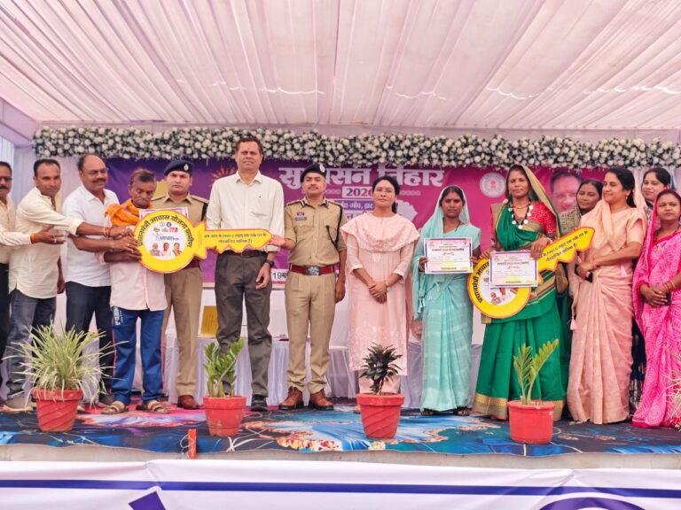 बालोद के गुरेदा शिविर में हितग्राहियों को आवास पूर्णता प्रमाण पत्र देते अधिकारी
