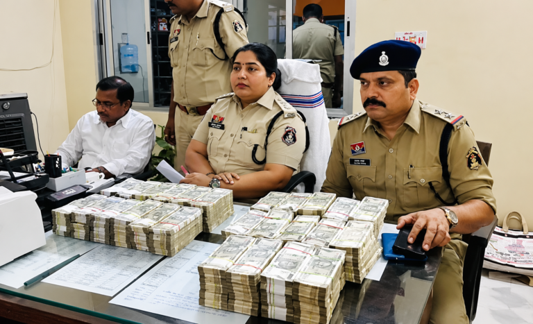 बालोद में पुलिस चेकिंग के दौरान कार से बरामद नकदी का प्रतीकात्मक दृश्य