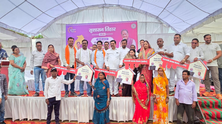 समाधान शिविर में ग्रामीणों को योजनाओं का लाभ देते अधिकारी और जनप्रतिनिधि